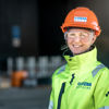 Glad kvinna som arbetar på Stena Recycling
