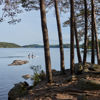 Två personer som paddlar i den svenska skärgården
