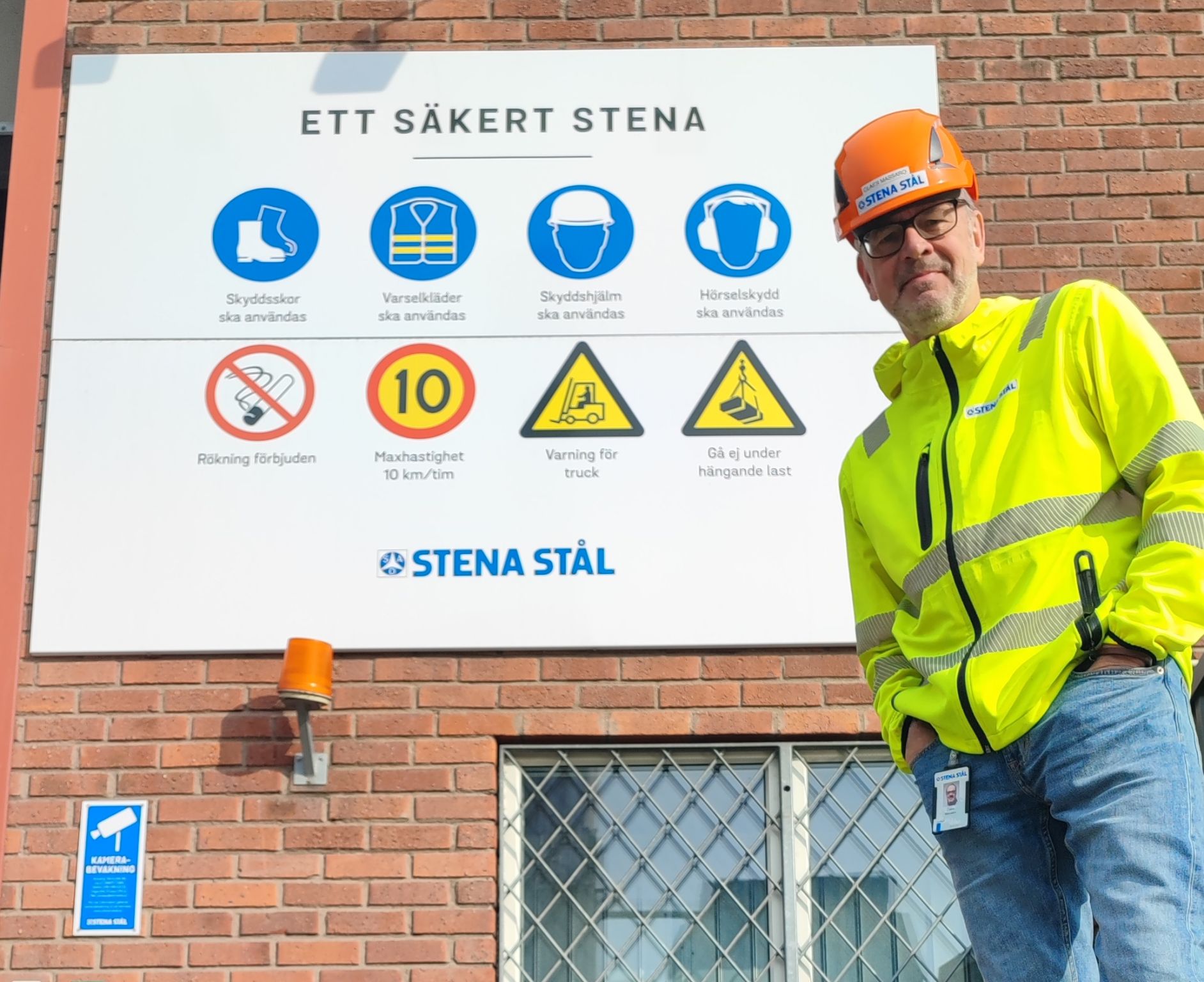 Man i varselkläder i hjälm