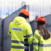 Kvinna som tittar ut genom fönstret