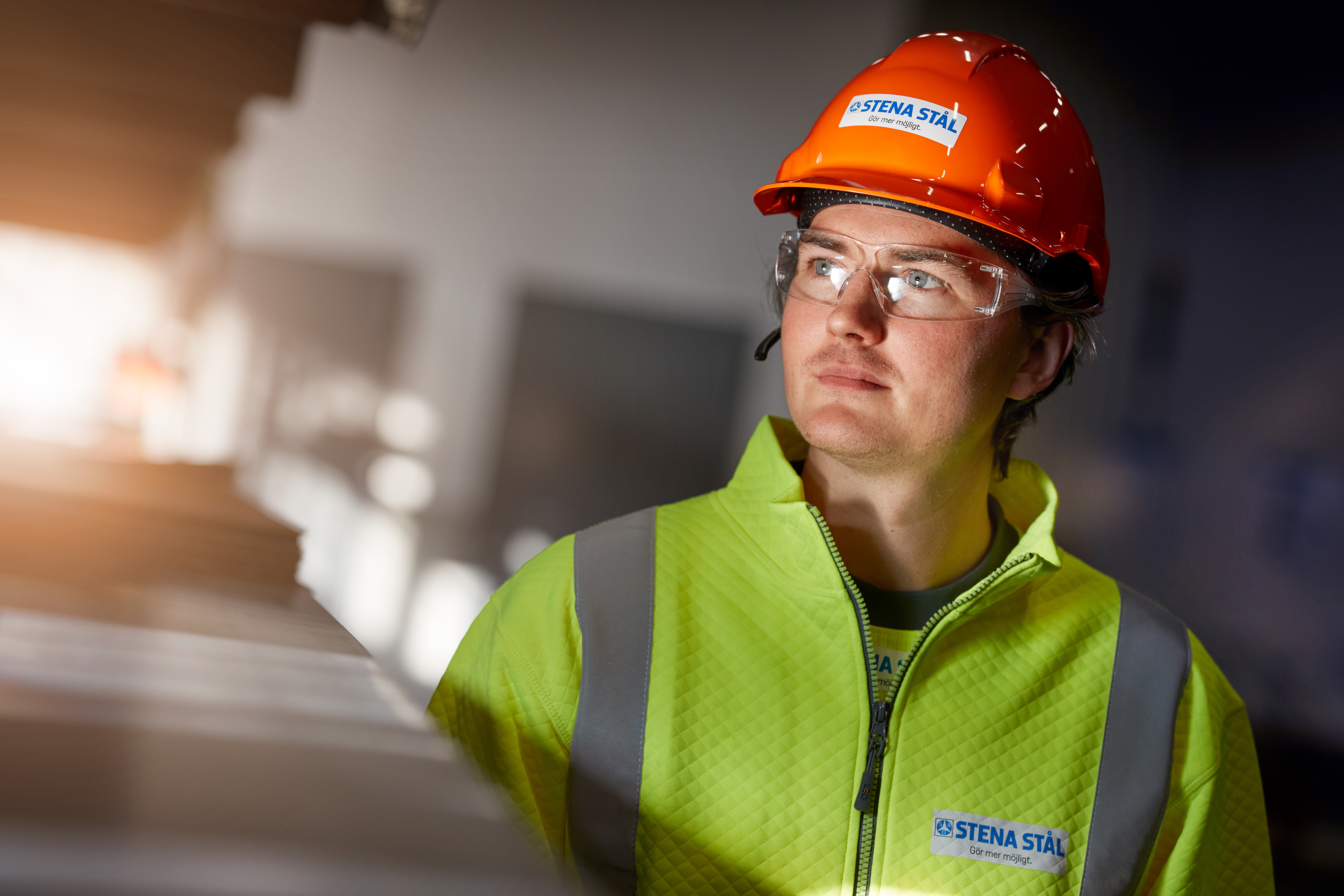 En medarbetare på Stena Stål som jobbar i produktion