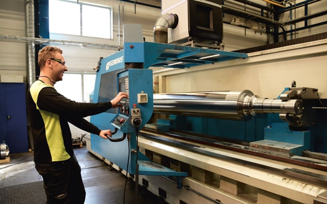 Alexander Forsell står vid en maskin