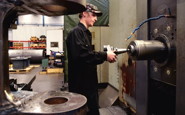 Edvin Mitman som jobbar vid en maskin