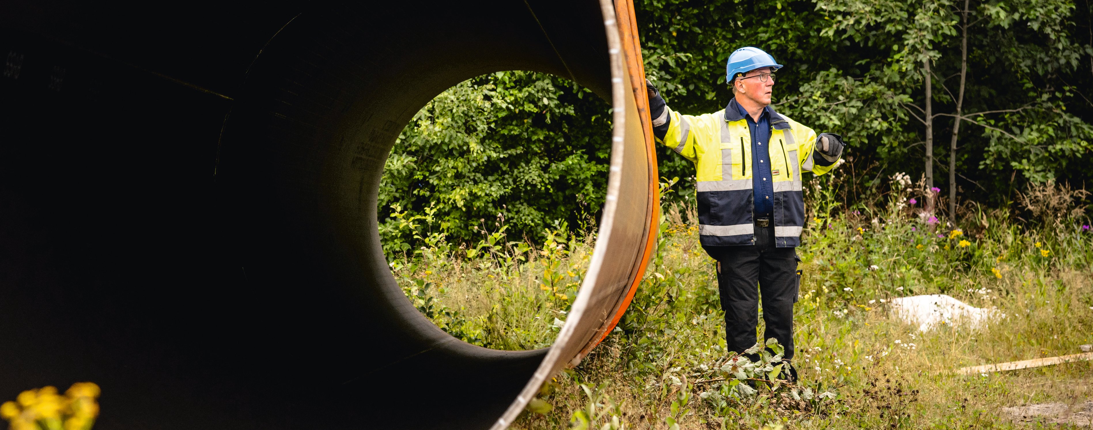 Per Hållander visar en rörbalk till en dammlucka
