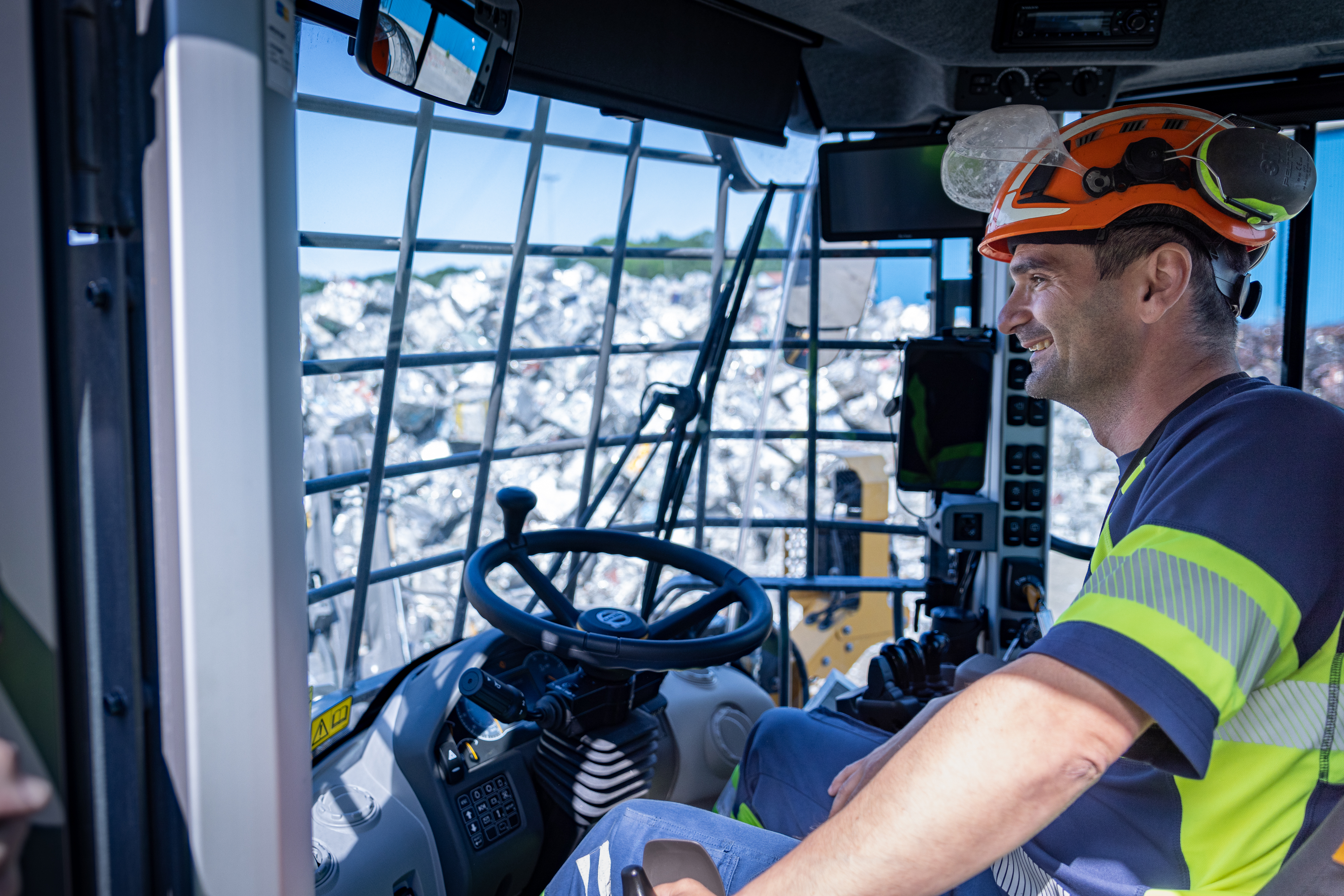 ÅRSBERÄTTELSE & HÅLLBARHETSRAPPORT 2023/2024 (ENG)