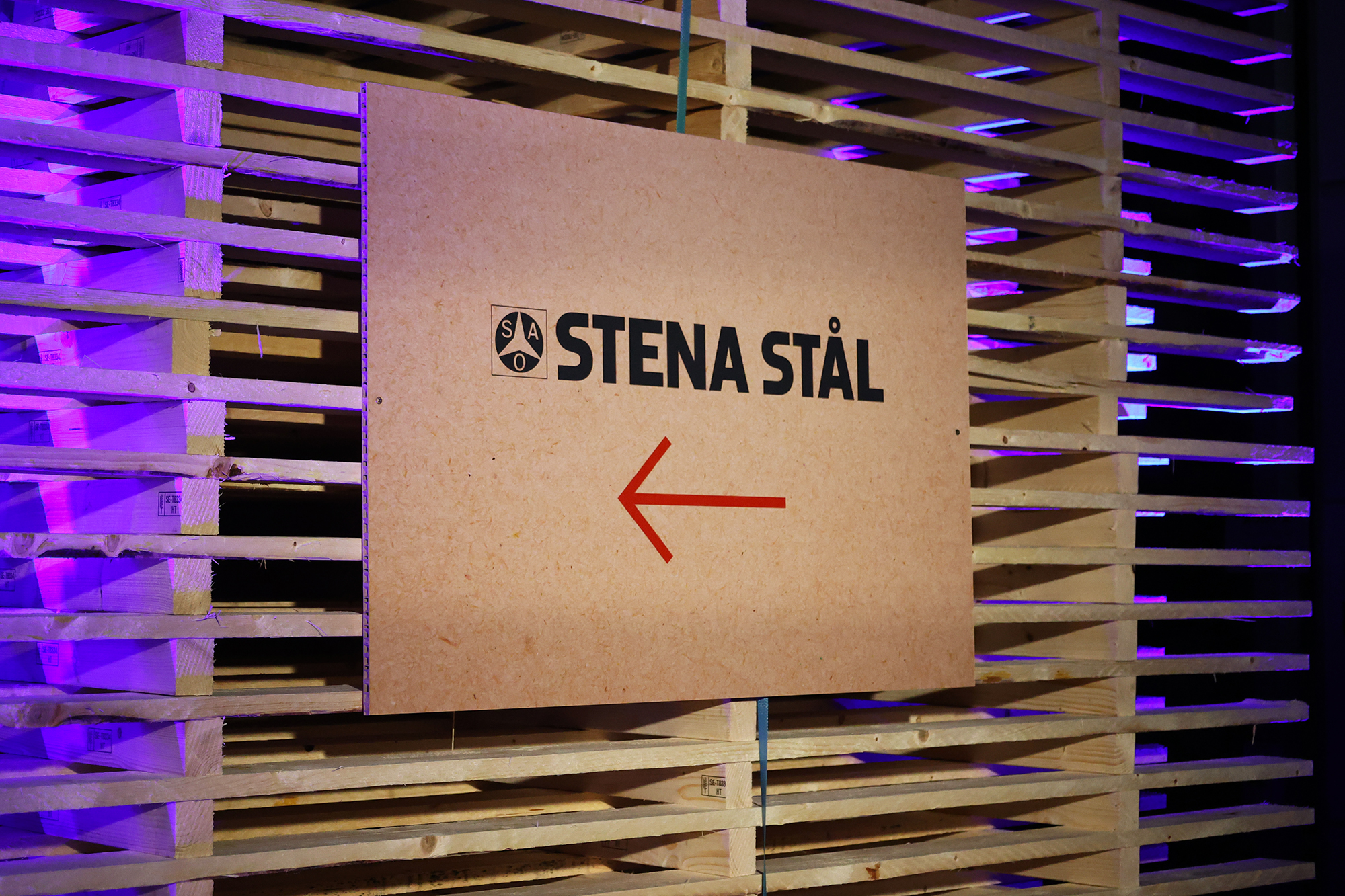 Stena Stål sign with arrow