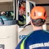Två kvinnliga kollegor i Stena Metallkoncernen arbetar tillsammans på sina bärbara datorer i kontorsmiljö. 