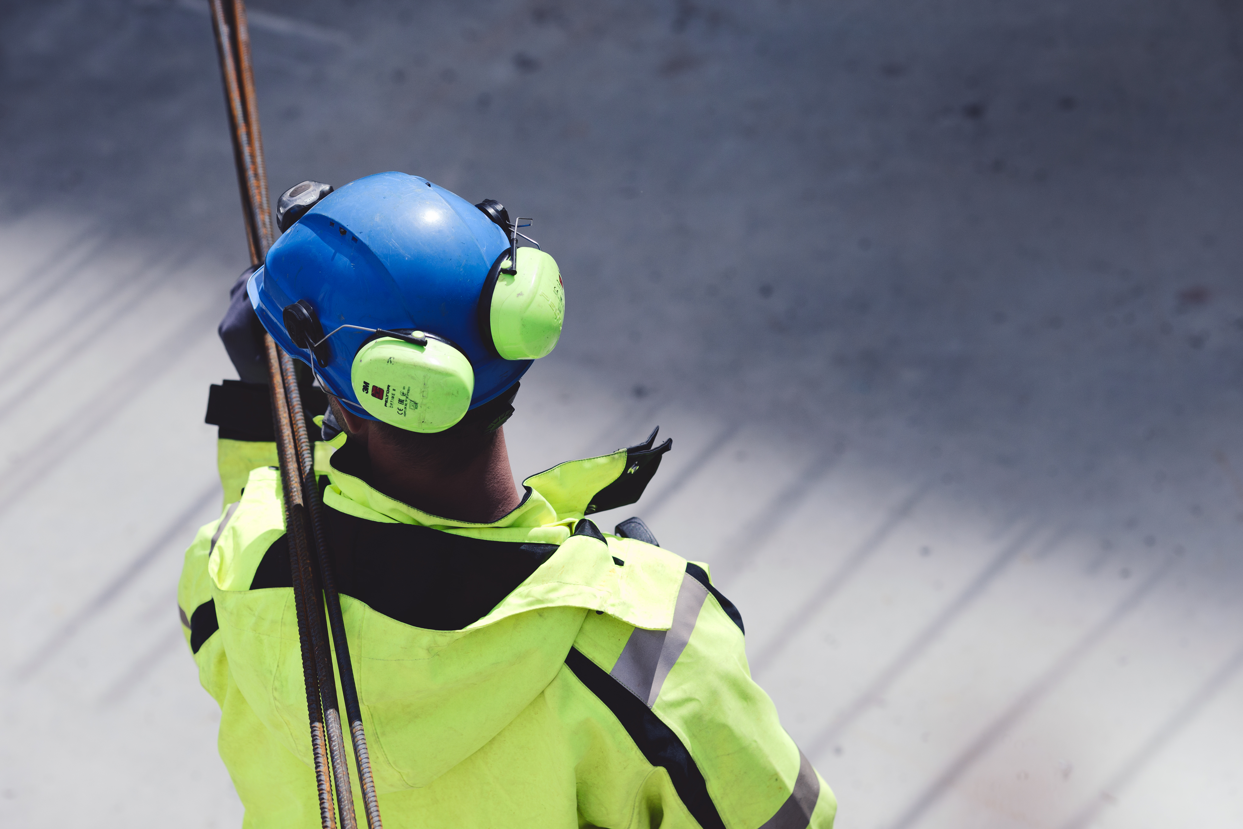 Man i varselkläder och hjälm