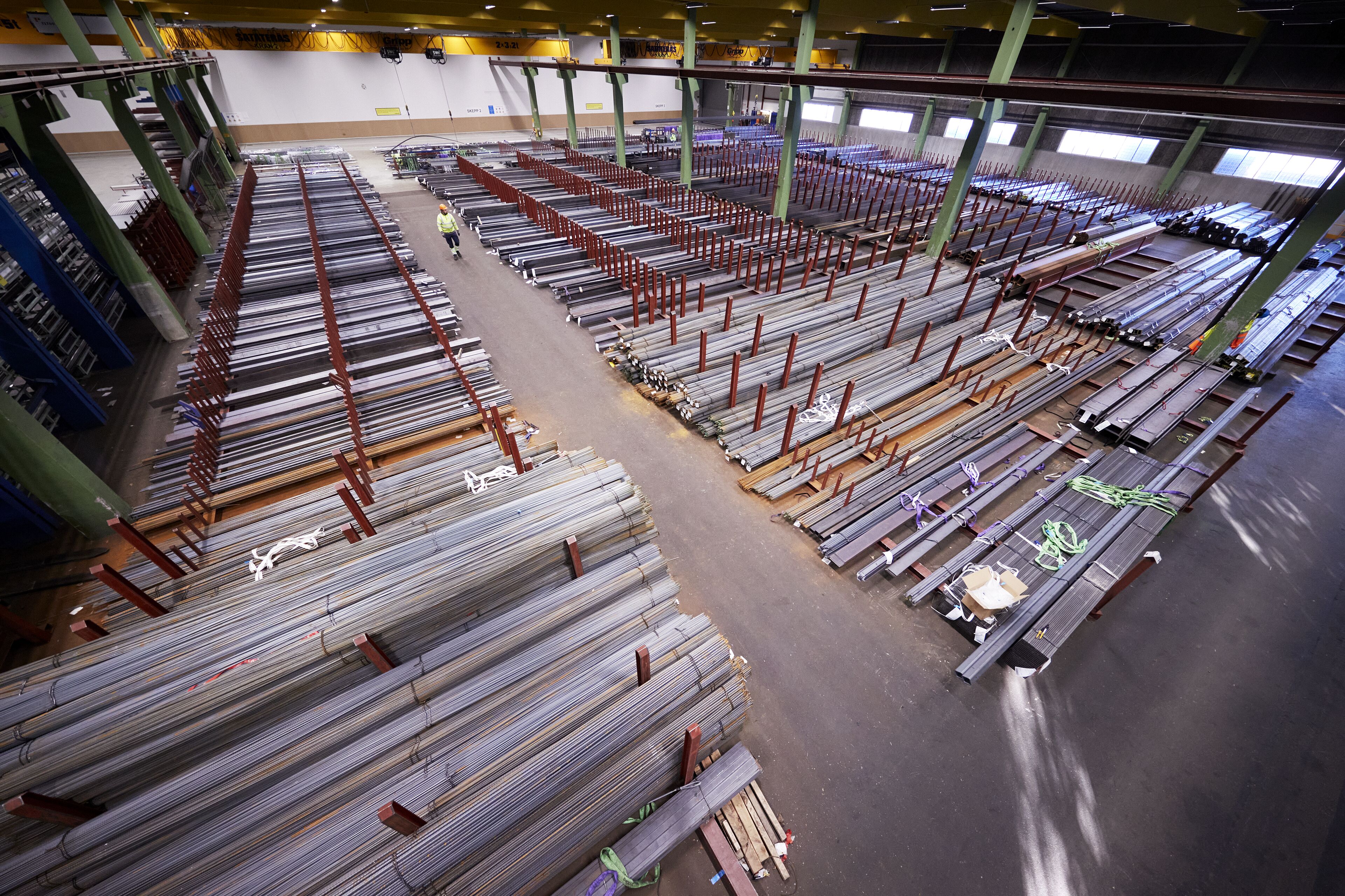 En Stena Stål anställd som går på en byggarbetsplats i Lundby Göteborg, Sverige