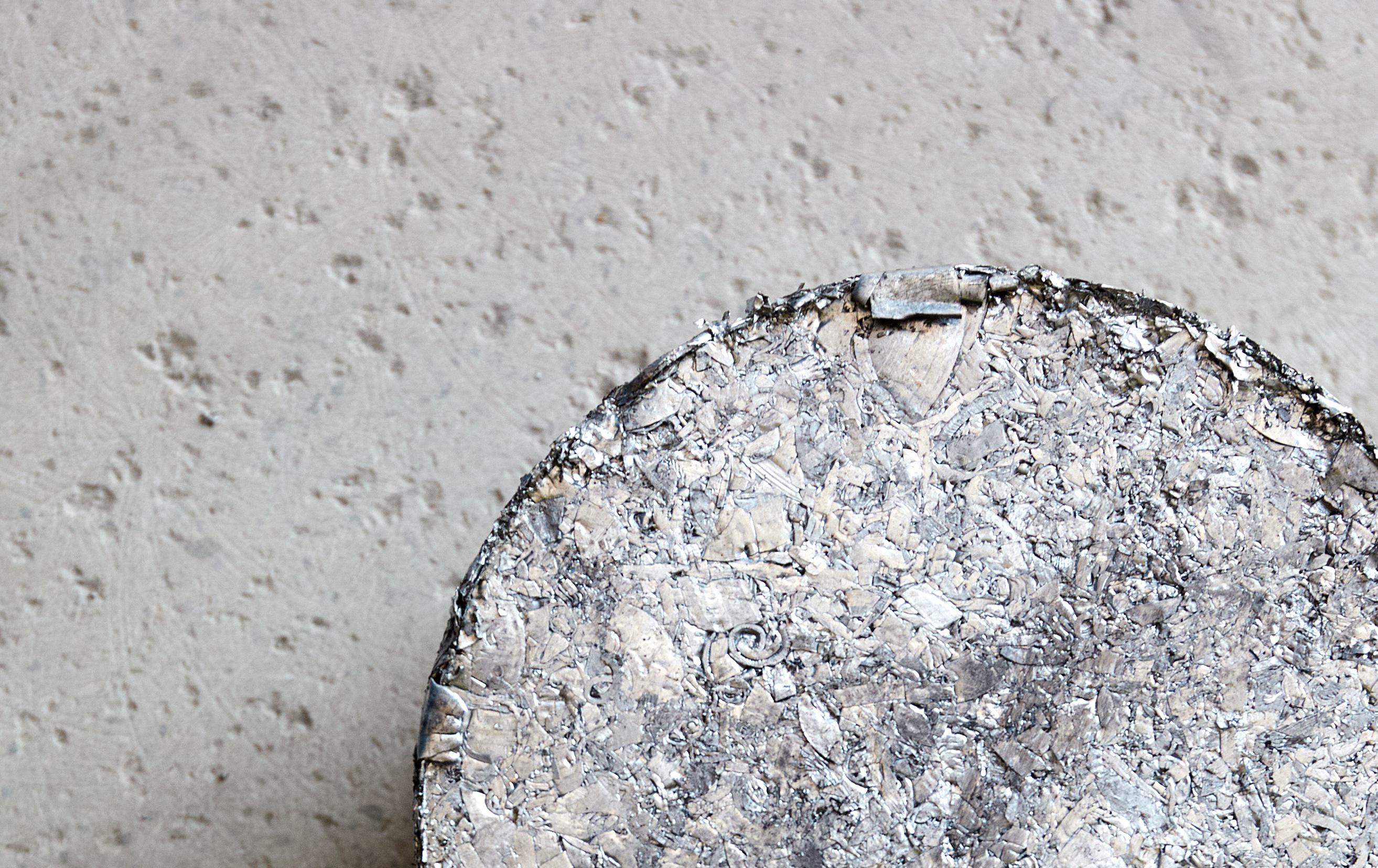 Närbild av en kompakt kub av aluminium hos Stena Stål