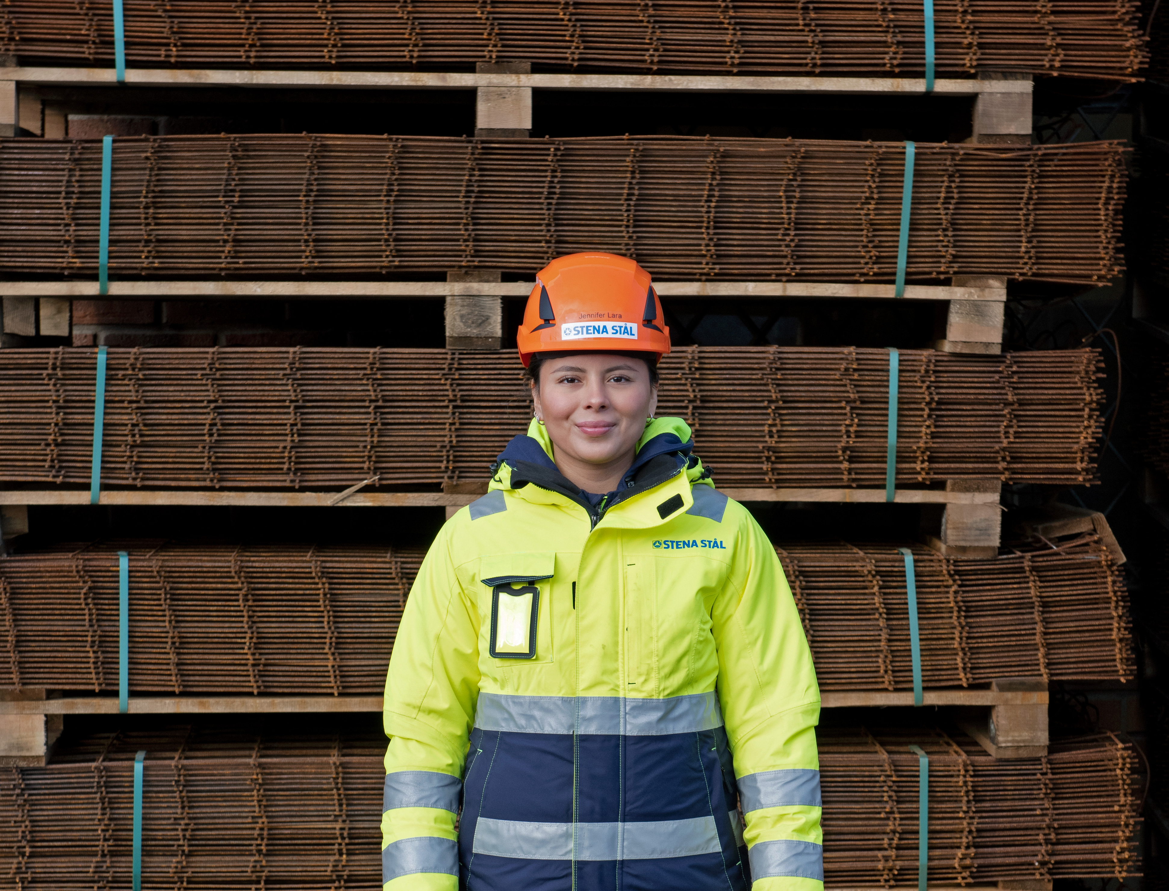 En an Stena Ståls anställds klädd i bygghjälm och varseljacka