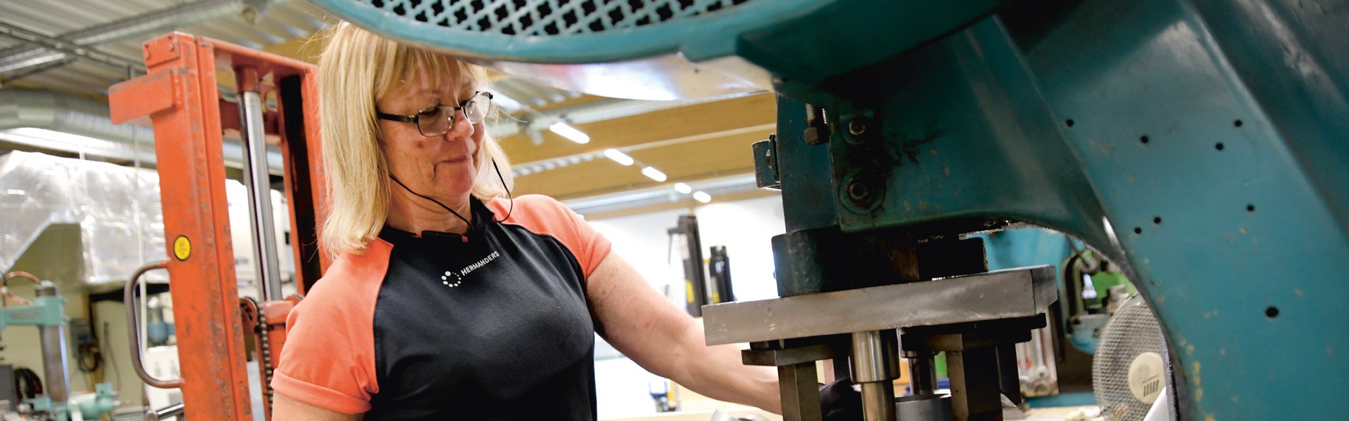 Kvinna som jobbar på Hermanders