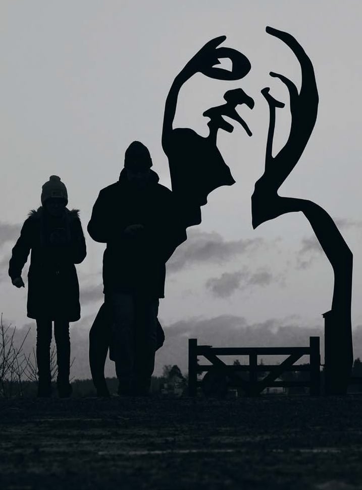 Siluett av stålskulptur