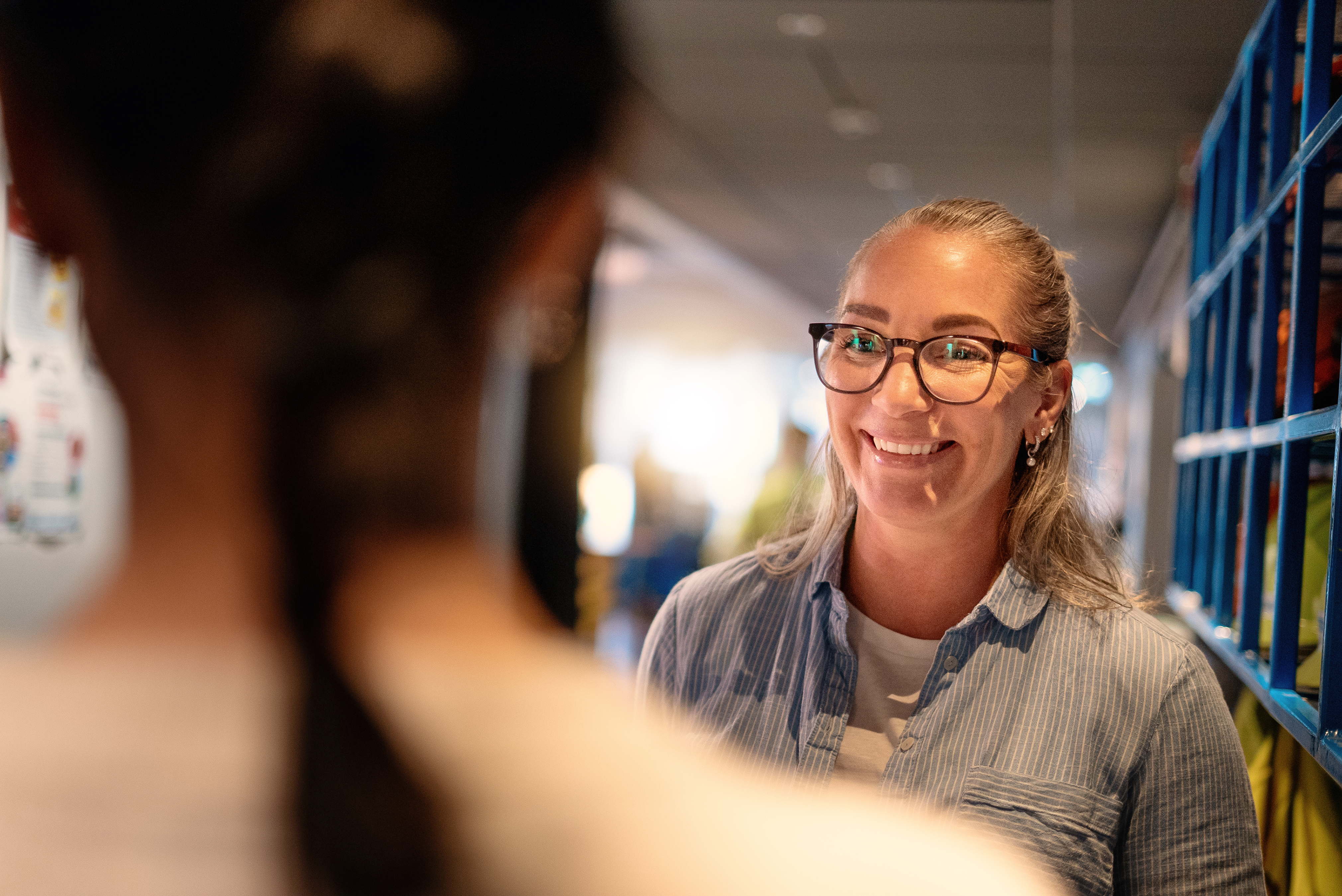 En Stena Stål anställd som ler mot sin medarbetare