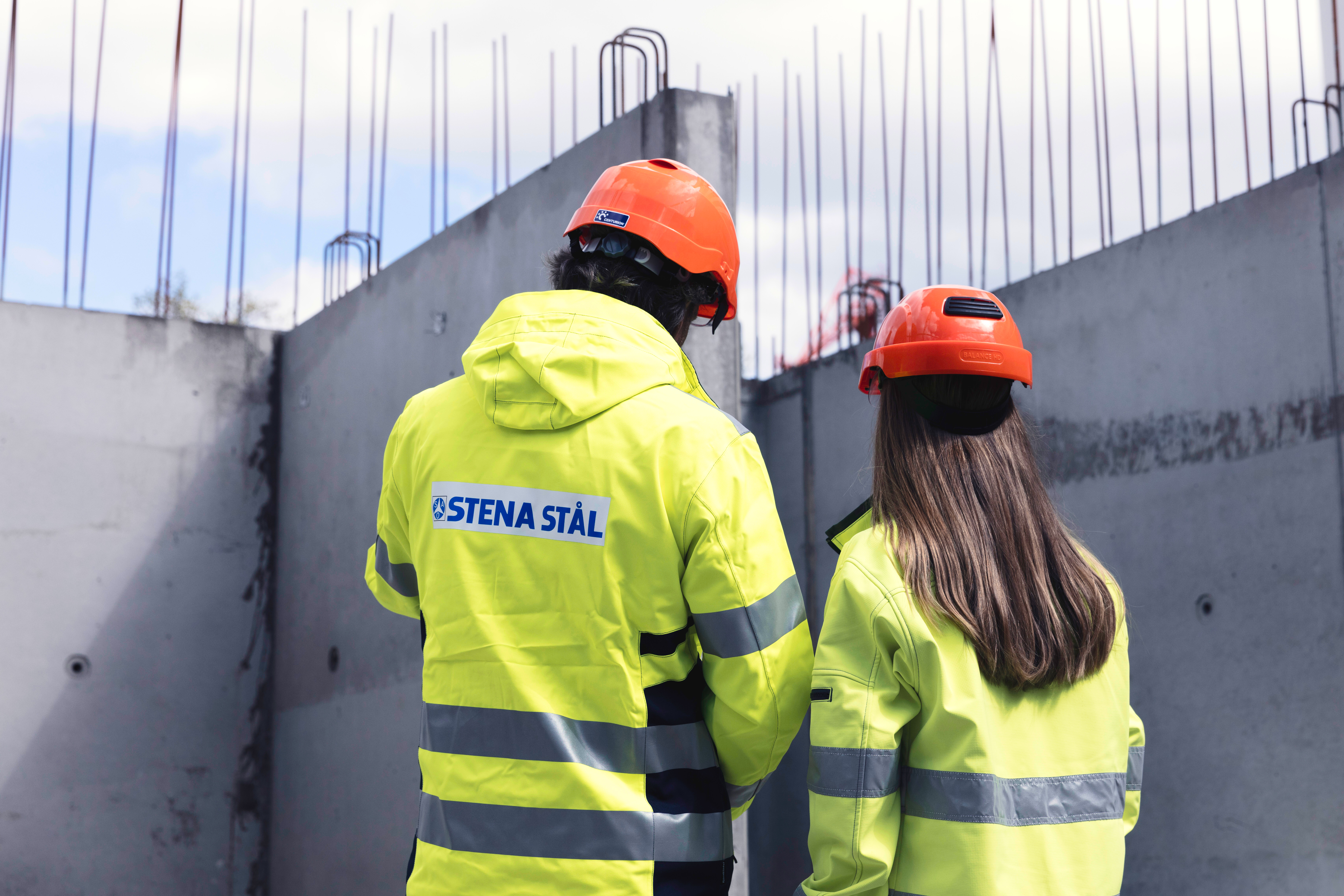 Två personer som inspekterar ett byggprojekt.