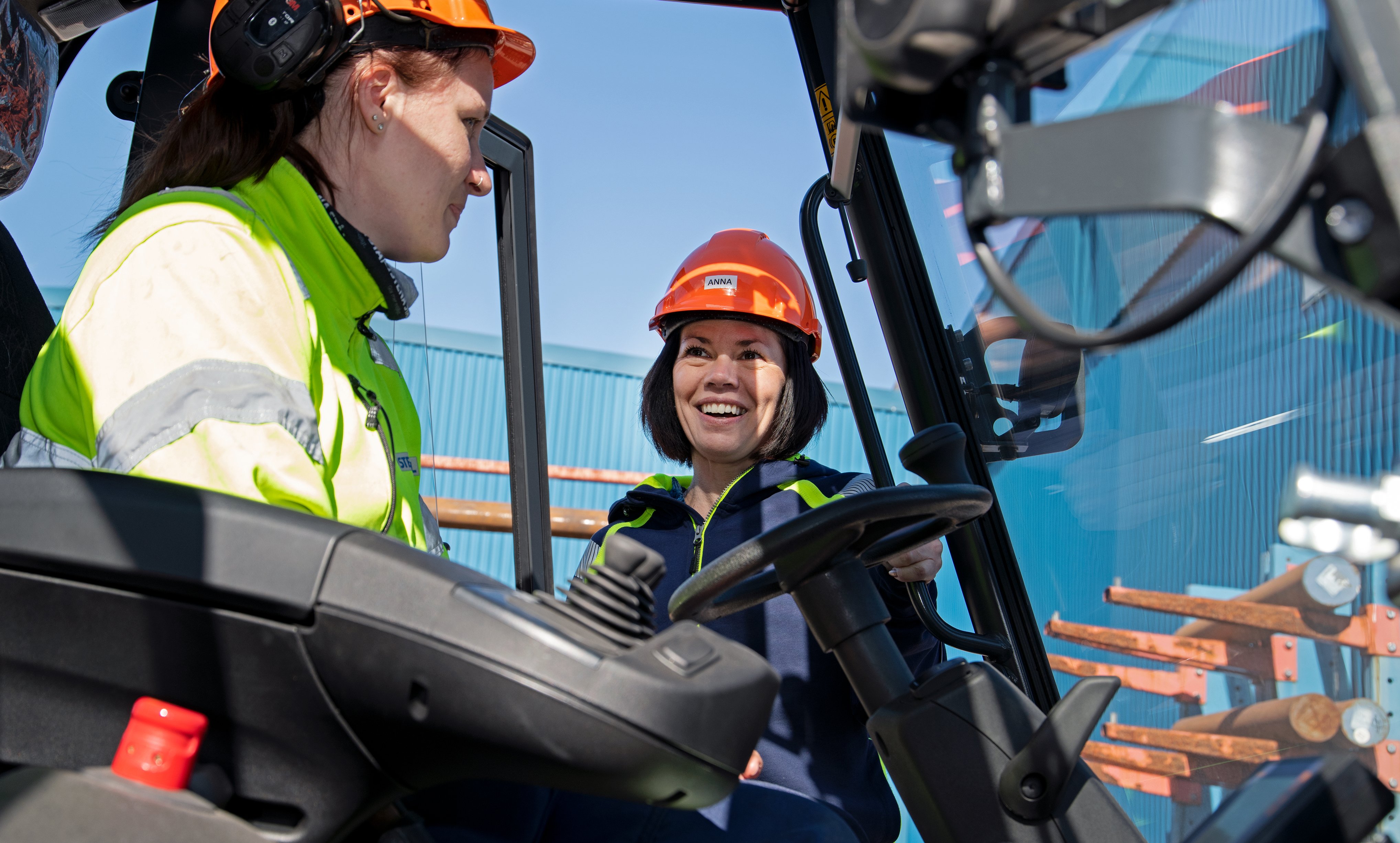 Två kvinnliga kollegor som jobbar med en truck